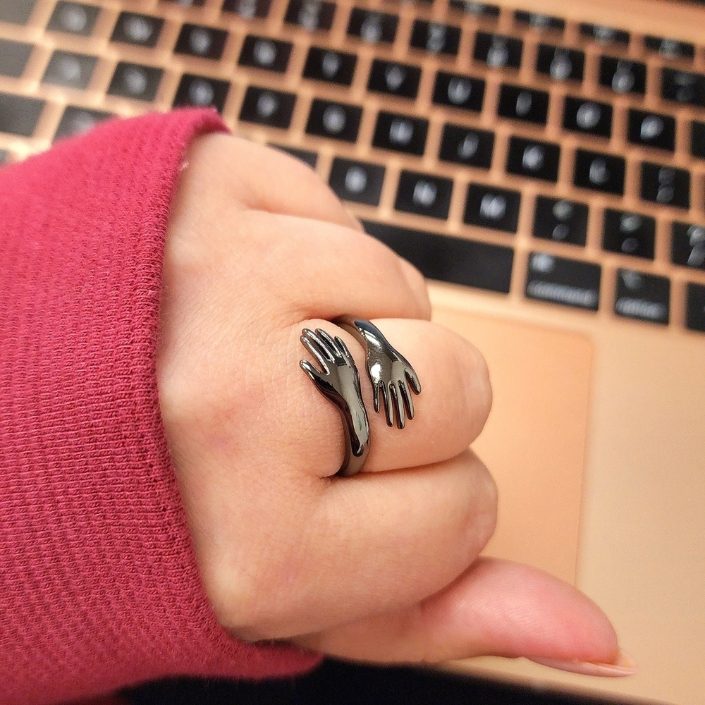 NEW‼️Hug Ring+Gift Box - Picture 5 of 5